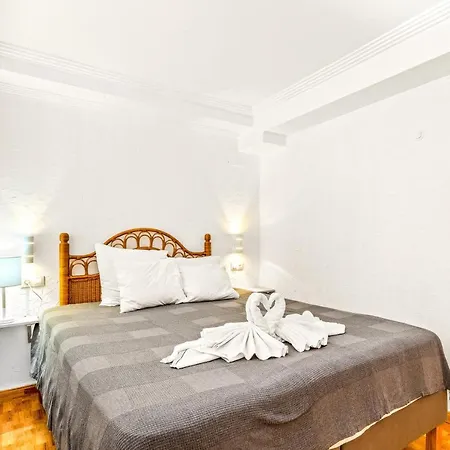 Unique 4-2 Aparthotel *